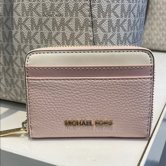 Michael Kors Jet Set Travel Medium Color-Block Zip Around Wallet Card Case
Pwdr - Picture 1 of 16